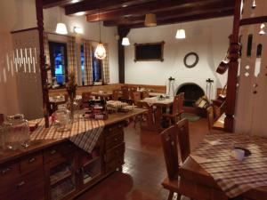 Reštaurácia alebo iné gastronomické zariadenie v ubytovaní Hotel a Hostinec Tálský mlýn