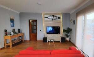 Televízia a/alebo spoločenská miestnosť v ubytovaní Apartamento Capri Los Boliches Wifi gratis Beach 100m