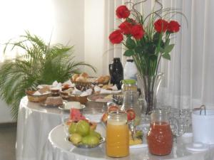 una mesa cubierta con un plato de comida y bebida en Hotel Lund, en Lagoa Santa