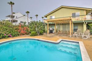Piscina a South Padre Island Oasis with Pool Walk to Beach! o a prop