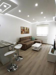 una sala de estar con un sofá y una mesa en Apartment Djordje, en Banja Koviljača