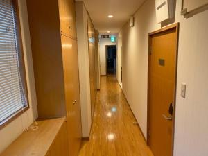 pusty korytarz z hallwayngthngthngthngthngthngthngthngthngthngthngthnh w obiekcie Sado - Hotel - Vacation STAY 82494 w mieście Sado