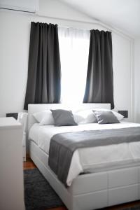 A bed or beds in a room at Bellevue Hill apartment