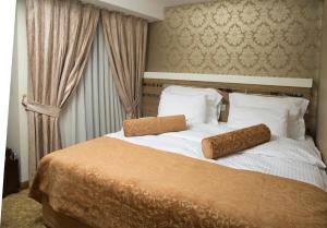 伊斯坦堡的住宿－老城金雨酒店，一间卧室配有一张带两个枕头的床