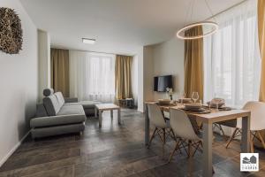 ein Wohnzimmer mit Esstisch und Sofa in der Unterkunft Resort Lednice - Eisgrub in Lednice