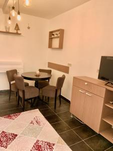 Μια τηλεόραση ή/και κέντρο ψυχαγωγίας στο Perfect Place to Stay self check in-24h-NETFLIX-WIFI +38 φωτογραφίες