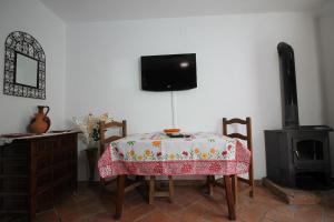 Een TV en/of entertainmentcenter bij Casas Rurales Juzcar Centro

