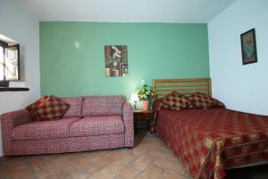 Een bed of bedden in een kamer bij Casas Rurales Juzcar Centro