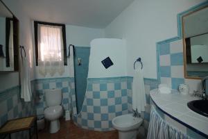 Een badkamer bij Casas Rurales Juzcar Centro