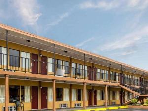 un edificio con balcones en un lateral en Lotus by Hotel Inn - Hot Springs, en Hot Springs