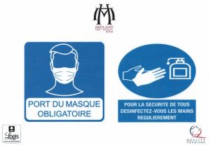 un signe avec une personne portant un masque facial et un signe indiquant ne pas dj dans l'établissement Logis Le Midland, à Vichy