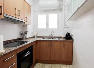 ランポーヤにあるEl piset de Paulaの小さなキッチン(シンク付)、窓 +18枚の写真