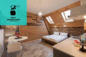 Habitación pequeña con cama y cocina en 7 Apartments en Leópolis