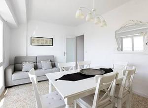 ランポーヤにあるEl piset de Paulaの白いリビングルーム(テーブル、ソファ付)