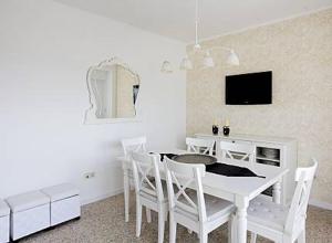 ランポーヤにあるEl piset de Paulaの白いテーブルと椅子のある白いダイニングルーム