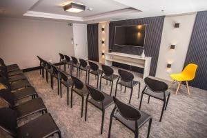 a room with a bunch of chairs and a flat screen tv at Studio Vista do Skyline de Curitiba - ALL1607 in Curitiba