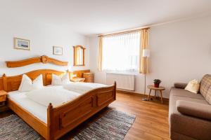 Postel nebo postele na pokoji v ubytování Hotel Gasthof Neuwirt