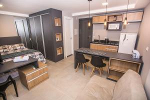 een kamer met een keuken en een woonkamer bij Studio Andar Alto e Face Norte - ALL1611 in Curitiba