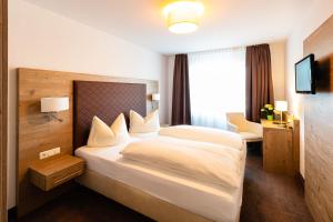 Postel nebo postele na pokoji v ubytování Hotel Gasthof Neuwirt