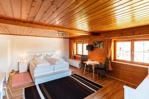 Postel nebo postele na pokoji v ubytování Hotel Gasthof Neuwirt