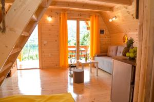 ein Wohnzimmer mit einem Sofa und einem Tisch in der Unterkunft Cottage Lana in Jajce