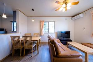 salon ze stołem i kanapą oraz jadalnią w obiekcie Minamitsuru-gun - House - Vacation STAY 82837 w mieście Fujikawaguchiko