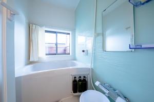 łazienka z wanną, toaletą i umywalką w obiekcie Minamitsuru-gun - House - Vacation STAY 82837 w mieście Fujikawaguchiko