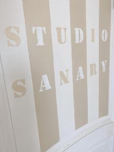 eine Tür mit den Worten des Adoptivbabys, die darauf kleben. in der Unterkunft Studio terrasse Sanary centre ville rue piétonne in Sanary-sur-Mer