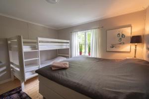 1 dormitorio con 1 cama y 1 litera en Mangelgårdens B&B en Söderköping