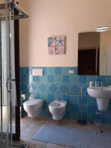 ヴィッラシミーウスにあるCasAntonioのバスルーム(洗面台2台、トイレ、鏡付)