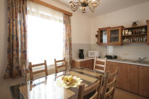 eine Küche mit einem Esstisch und einem Fenster in der Unterkunft Ferienwohnung Leutschach in Leutschach