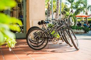 deux vélos garés l'un à côté de l'autre sur un trottoir dans l'établissement Inn by the Harbor, à Santa Barbara