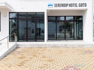 ein Gebäude mit einem Schild, das Sparrow hotelgob liest in der Unterkunft SERENDIP HOTEL GOTO - Vacation STAY 82394 in Goto