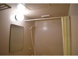 SERENDIP HOTEL GOTO - Vacation STAY 82393 في غوتو: حمام مع مرآة وستارة دش