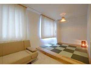 salon z kanapą i szachownicą w obiekcie SERENDIP HOTEL GOTO - Vacation STAY 82543 w Gotō