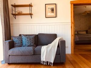 a couch with a blanket on it in a living room at Katjas Kate Gartenwohnung in Prerow