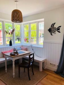 普雷羅的住宿－Katjas Kate Gartenwohnung，一间带桌椅和窗户的用餐室