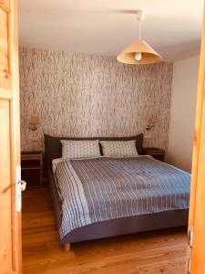 普雷羅的住宿－Katjas Kate Gartenwohnung，一间卧室设有一张床和一面墙