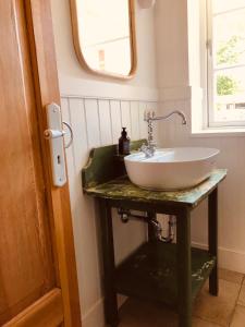 a bathroom with a white sink on a table at Katjas Kate Gartenwohnung in Prerow