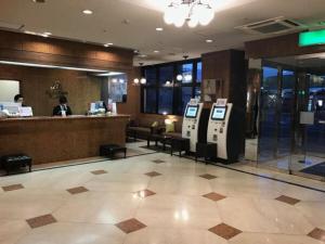 Hotel St Palace Kurayoshi - Vacation STAY 82274 في Kurayoshi: لوبي فندق مع كونتر وشخص