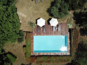 uma vista superior de uma piscina num quintal em Borgo dei Fondi em Siena