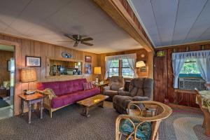 un soggiorno con divano e sedie viola di Quaint Cottage with Dock on Annabessacook Lake! a Monmouth
