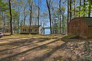 Foto dalla galleria di Quaint Cottage with Dock on Annabessacook Lake! a Monmouth
