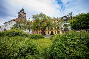 ein Gebäude mit einem Uhrturm darüber in der Unterkunft Pension City in Pilsen