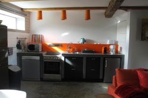 Een keuken of kitchenette bij La Jauchelle
