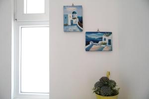 una stanza con tre immagini sul muro di Casa Peonia a Tropea