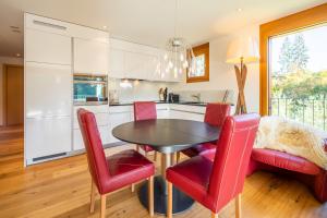 Kuchyň nebo kuchyňský kout v ubytování LAAX Homes - Taviarna Laax 3,6 + 4 fotografie