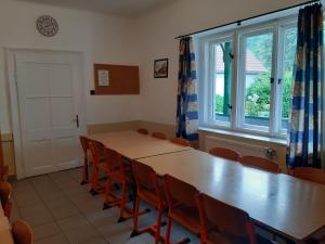 a conference room with a long table and chairs at LÁSZLÓ Turistaszálló in Visegrád