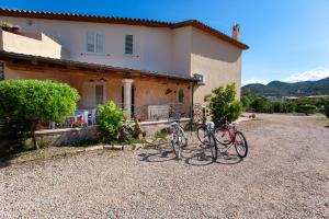 two bikes parked in front of a house at Terre di gallura in San Teodoro