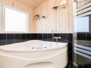 Kúpeľňa v ubytovaní Three-Bedroom Holiday home in Hjørring 17